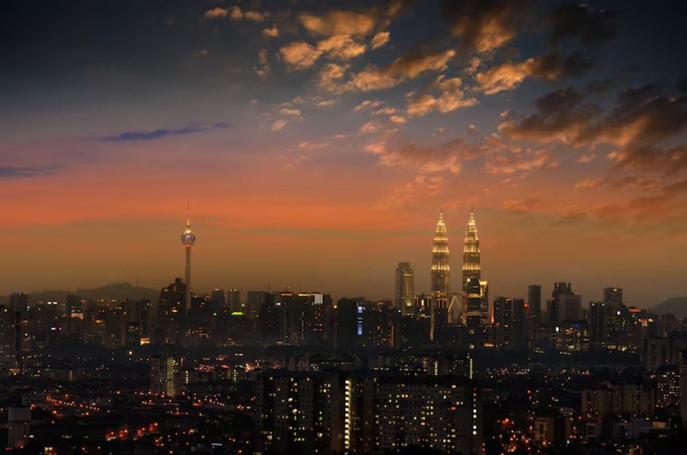 In the morning , when sun rises , Kuala Lumpur begin to face the heat and humidity 
