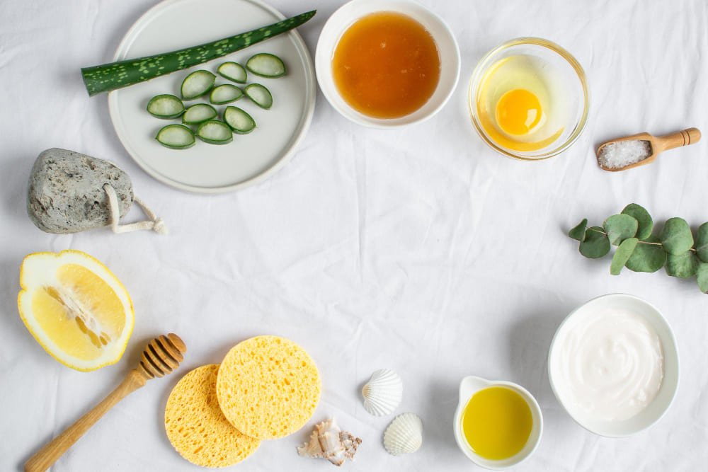 Natural skin ingredients like goat milk, hyaluronic acid and shea butter that pair well with ceramides.